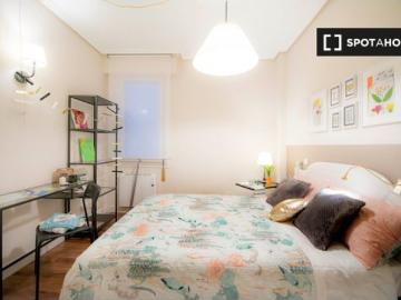 Habitación soleada con calefacción en un apartamento de 3 dormitorios, Uribarri