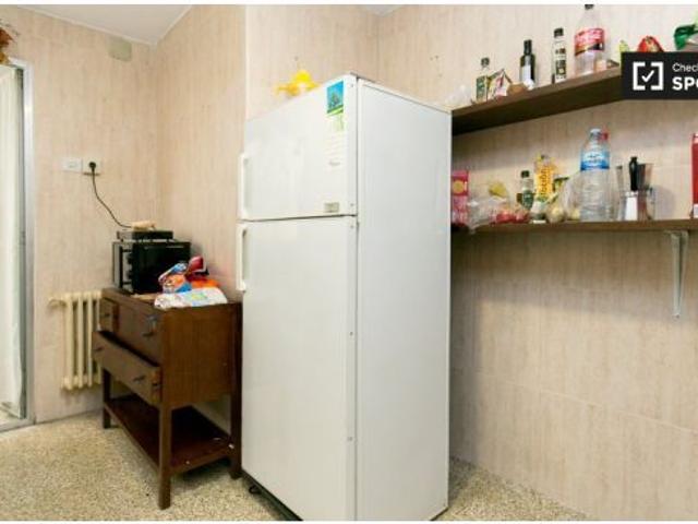 Habitación soleada con cama doble en alquiler en Centro