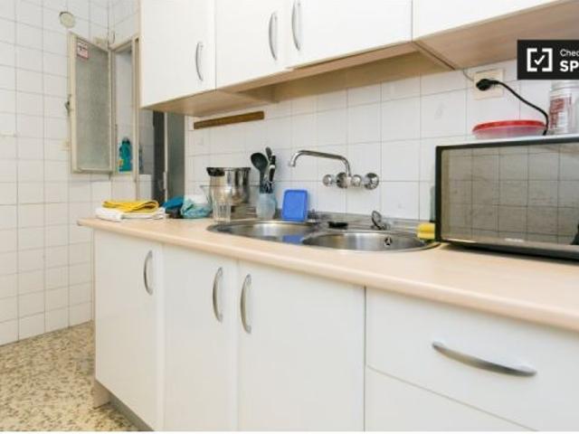 Habitación soleada con cama doble en alquiler en Centro