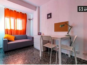 Habitación soleada con cama doble en alquiler en Quatre Carreres