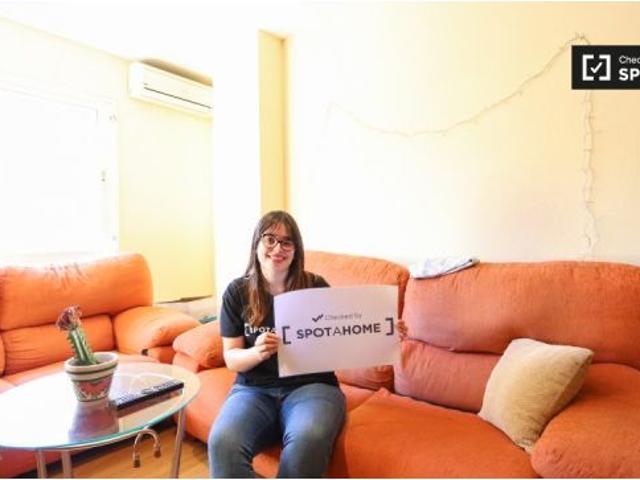 Habitación soleada con cama individual en alquiler en Imperial
