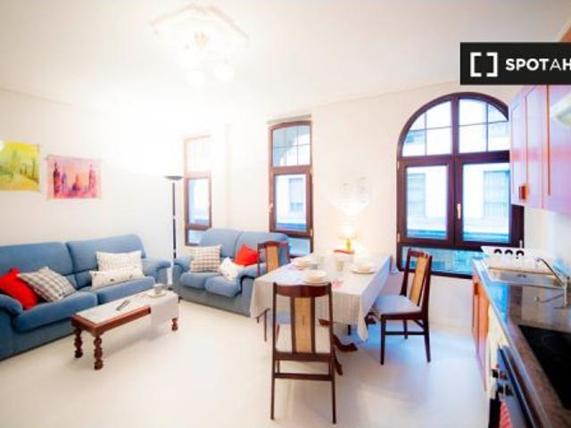 Habitación soleada con cómoda en apartamento de 4 dormitorios en Bilbao la Vieja