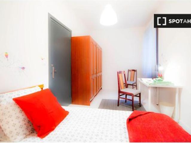Habitación soleada con cómoda en apartamento de 4 dormitorios en Bilbao la Vieja