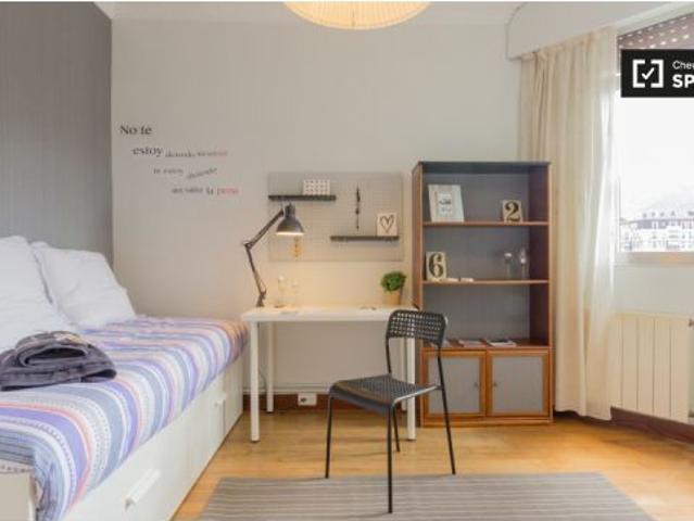 Habitación soleada con estantería en un apartamento de 3 dormitorios, Rekalde