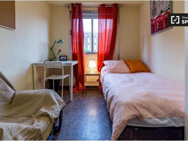 Habitación soleada con llave independiente en apartamento de 5 dormitorios, Algirós
