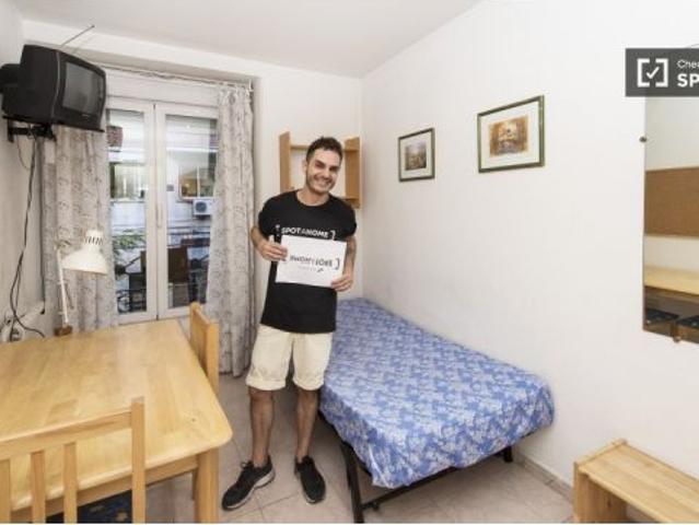 Habitación soleada con ventana con vista a la calle en piso compartido, Malasaña
