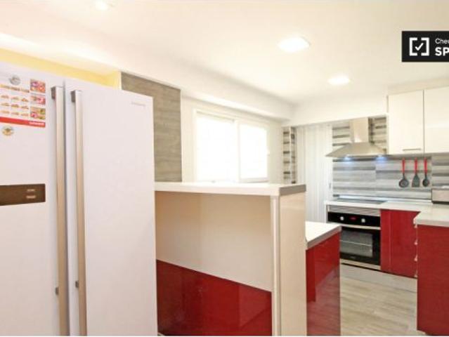 Habitación soleada con ventana con vista a la calle en un apartamento de 4 dormitorios, Sant Martí