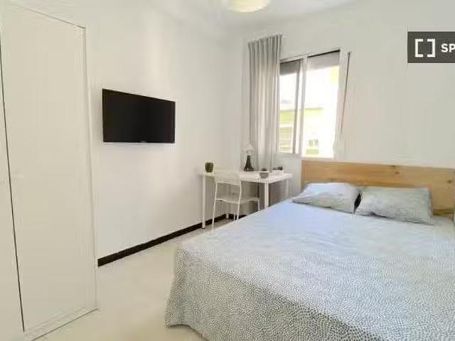Habitación soleada cerca del centro con cama de matrimonio, WI.