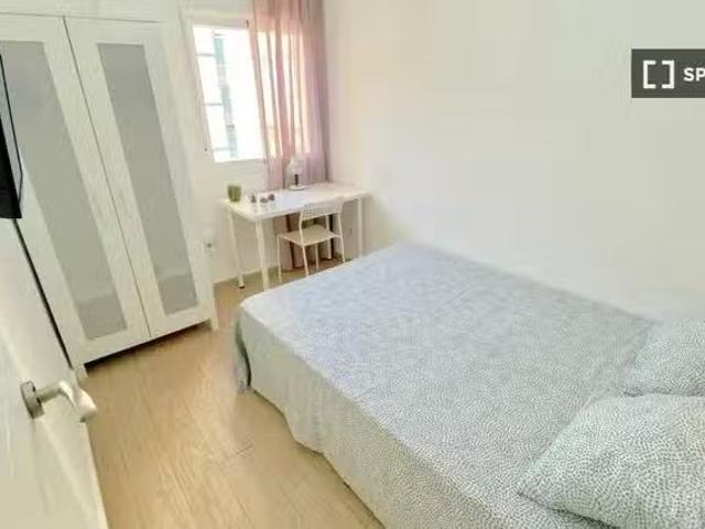 Habitación soleada cerca del centro con cama de matrimonio, WI.