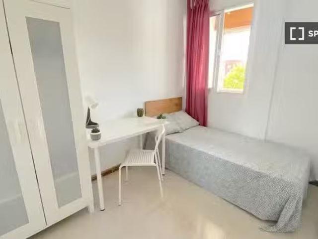 Habitación soleada cerca del centro con WIFI y TV para estudia.