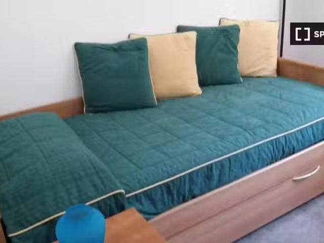 Habitación soleada en casa de 6 dormitorios en Sant Cugat del.