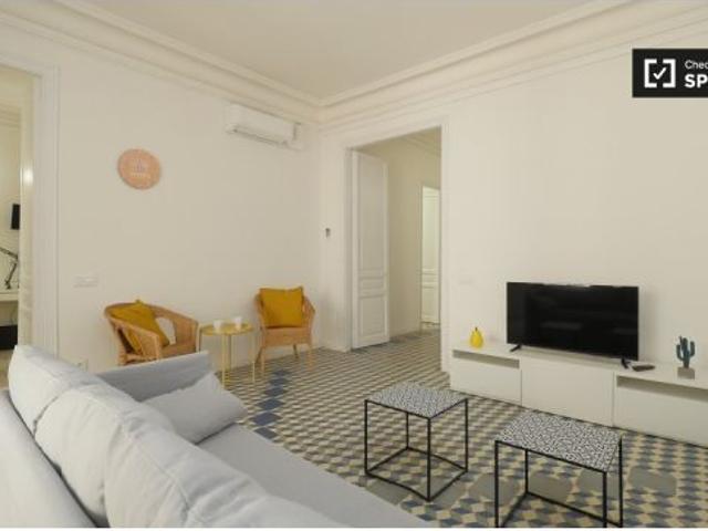 Habitación soleada en alquiler en un apartamento de 9 dormitorios en l' Eixample