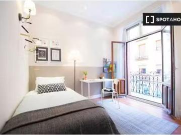 Habitación soleada en apartamento de 3 dormitorios en Uribarri.