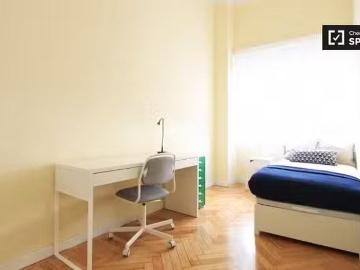 Habitación soleada en apartamento de 7 dormitorios en Retiro.