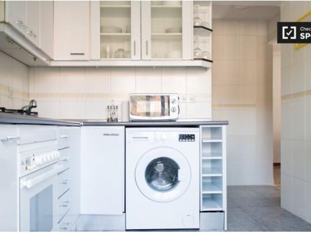 Habitación soleada en apartamento de 4 dormitorios en Usera, Madrid