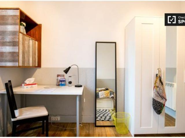 Habitación tradicional con estantería en apartamento de 3 dormitorios en Uribarri