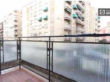 Habitación ventilada con TV en el apartamento compartido, Granada City Center