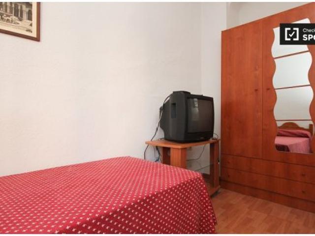 Habitación ventilada con TV en el apartamento compartido, Granada City Center