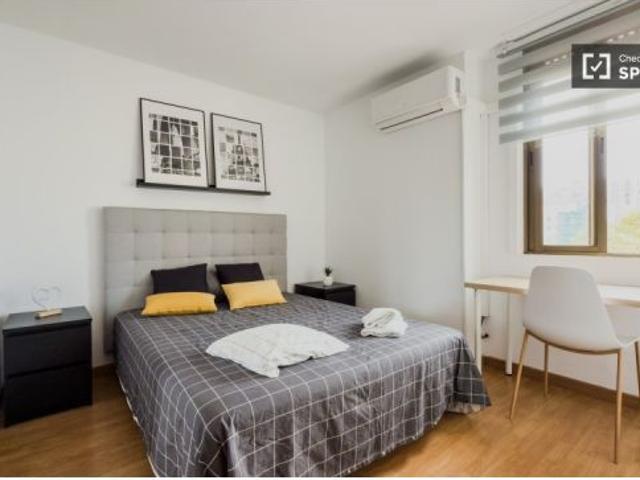 Habitaciones en alquiler en apartamento de 4 dormitorios en sant martí