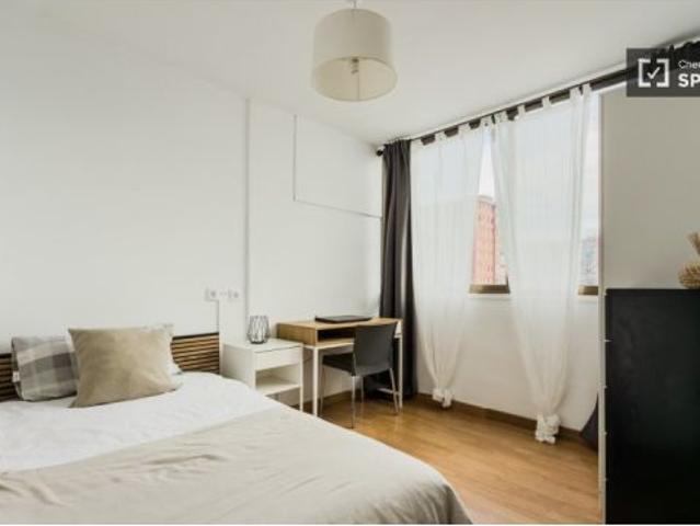 Habitaciones en alquiler en apartamento de 4 dormitorios en sant martí