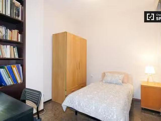 Habitaciones en alquiler en el apartamento de 5 dormitorios en.