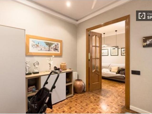 Habitaciones en alquiler en piso de 4 habitaciones en Sarrià Sant Gervasi SOLO CHICAS