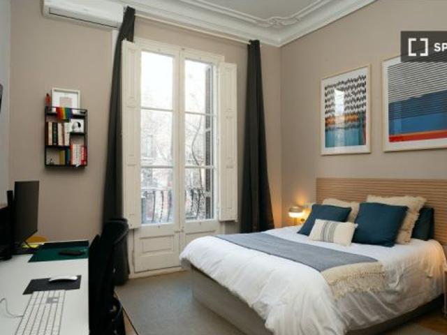 ¡Habitaciones en alquiler en piso de 5 habitaciones en Barcelona!
