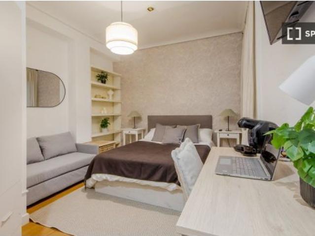¡Habitaciones en alquiler en piso de 5 habitaciones en Madrid!
