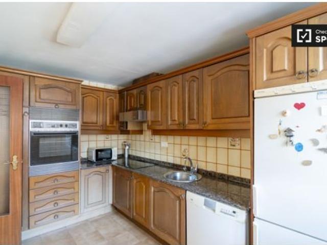 ¡Habitaciones en alquiler en piso de 6 dormitorios en Valencia!