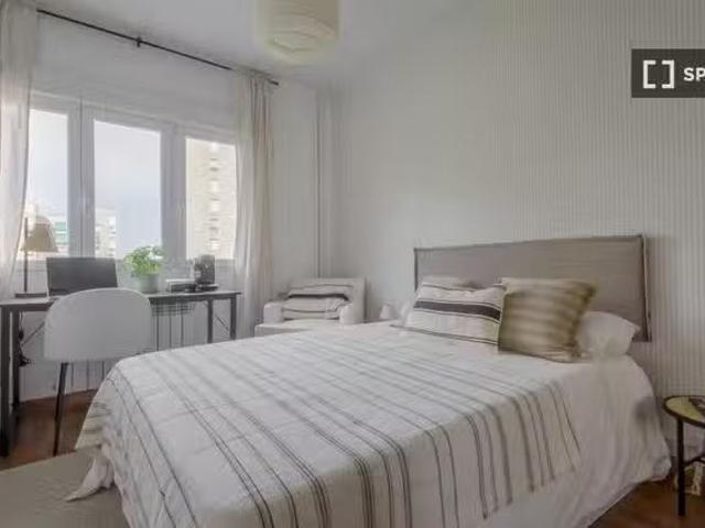 ¡Habitaciones en alquiler en piso de 6 habitaciones en Madrid!