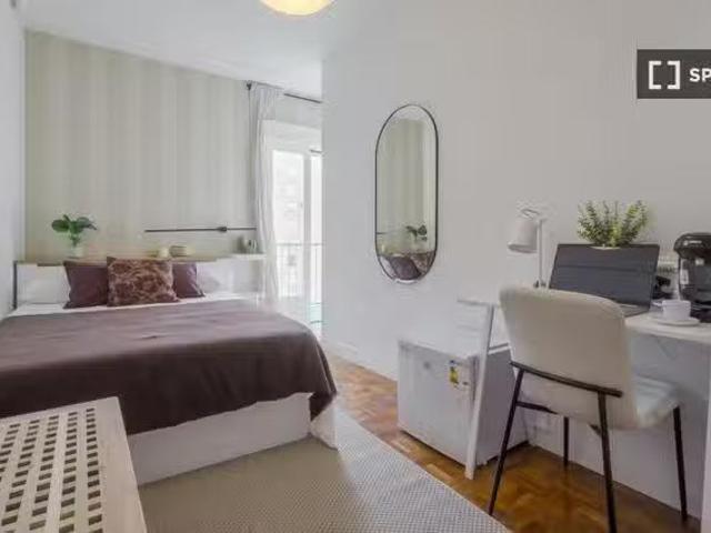 ¡Habitaciones en alquiler en piso de 6 habitaciones en Madrid!