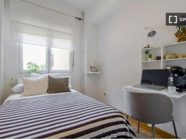Habitaciones en alquiler en piso de 7 habitaciones en Fuencarral