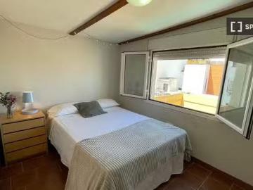 ¡Habitaciones en alquiler en piso de 12 habitaciones en Sevilla!