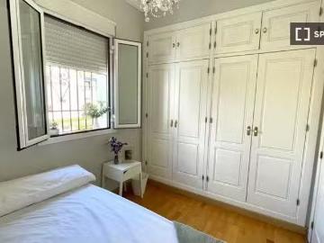 ¡Habitaciones en alquiler en piso de 12 habitaciones en Sevilla!
