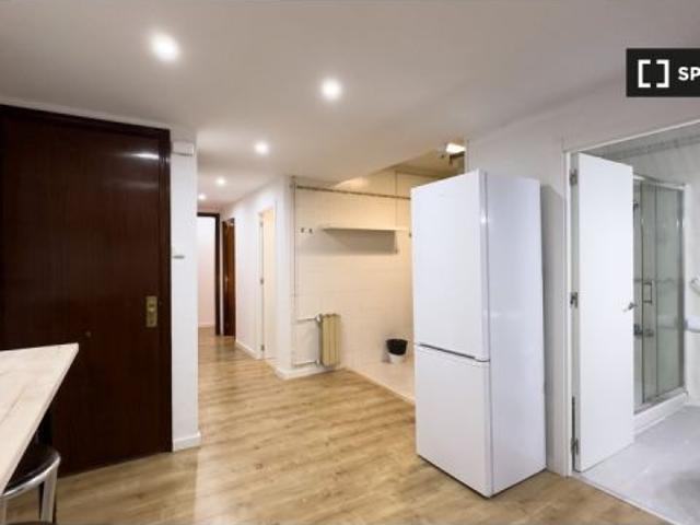 ¡Habitaciones en alquiler en un apartamento de 7 habitaciones en Barcelona!