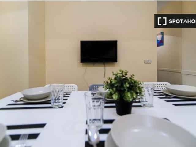 ¡Habitaciones en alquiler en un piso de 10 habitaciones en Madrid!