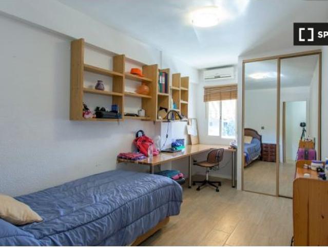 Habitaciones para alquilar en apartamento de 3 dormitorios en Valencia