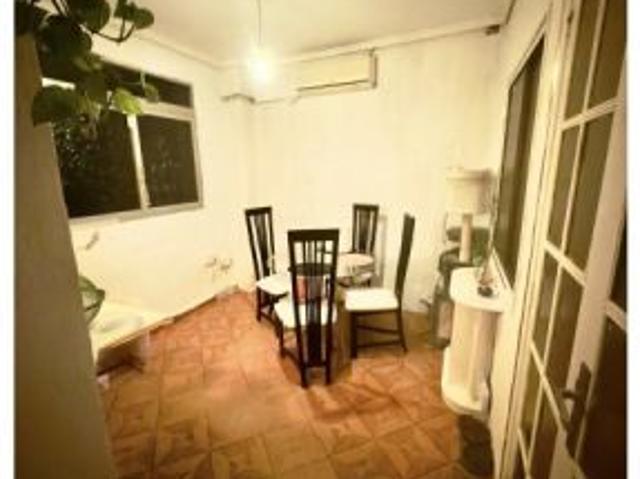 Habitaciones para alquilar en apartamento de 3 dormitorios en Valencia