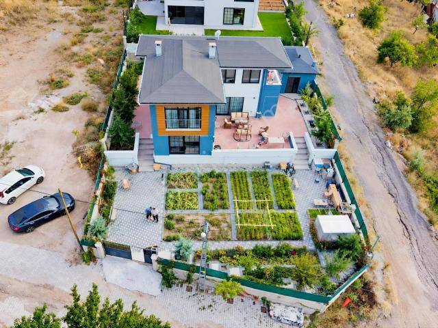 Hacılarda 690 M² Arsada, Bahçe Evli Akıllı Isınma 5+1 Villa