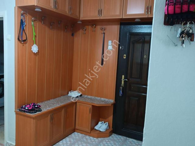 Hacı Mustafa Mah.de Üç Katlılarda Ara Katta 2+1 Bakımlı Dairedir