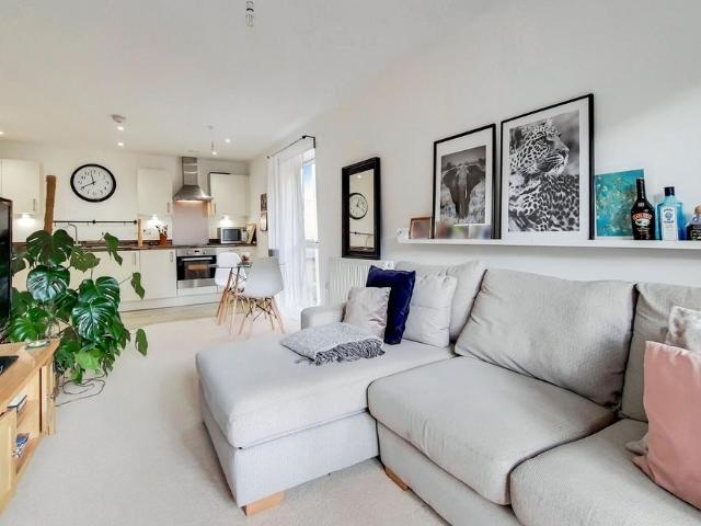 Hackbridge Road, Wallington, SM6 2 bed flat to rent £3,000 pcm £692 pw