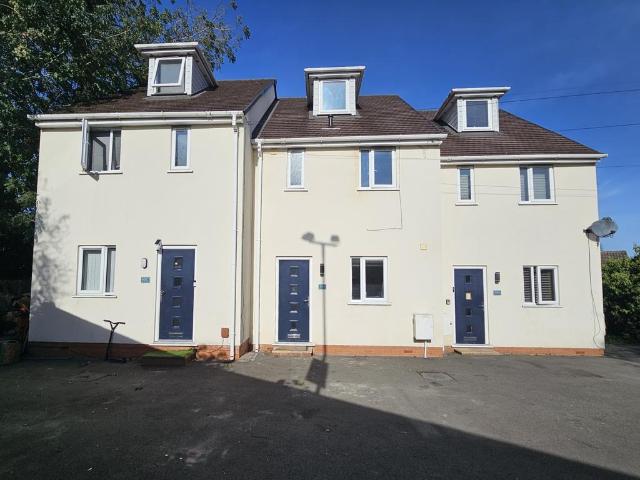 Hackett Close, Bilston, WV14 3 bed terraced house to rent £1,160 pcm £268 pw
