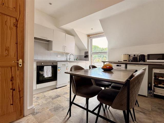 Haddon Road, Bakewell 2 bed apartment to rent £825 pcm £190 pw