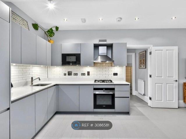 Hadleigh House, Surbiton KT5, 1 bed flat to rent, £1,750 pcm | PrimeLocation