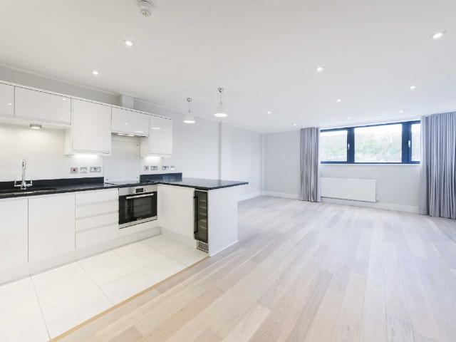 Hadlow House, High Street BR6, 2 bed flat to rent, £1,750 pcm | PrimeLocation