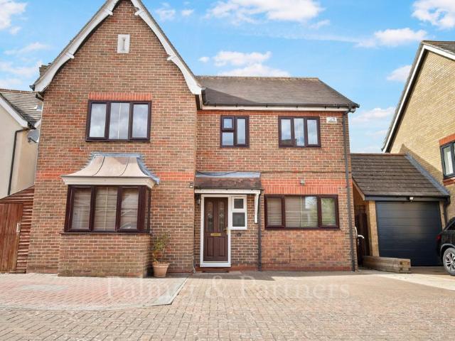 Hadrian Close, Colchester, Essex, CO4 4 bed detached house to rent £2,250 pcm £519 pw