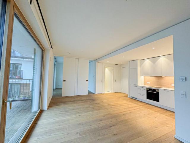 HafenCity Hamburg: Charmante 2 Zimmer Wohnung mit Einbauküche und Balkon