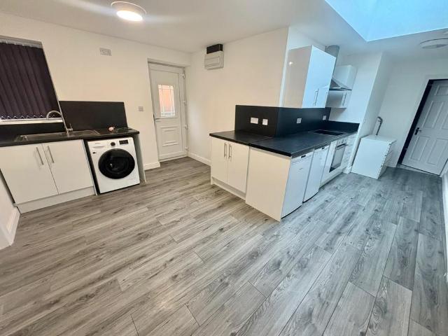 Hagley Road West, Oldbury, B68 2 bed apartment to rent £850 pcm £196 pw