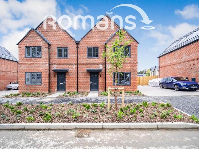 Hailwood Avenue, Crowthorne. 3 bed house to rent £2,200 pcm £508 pw