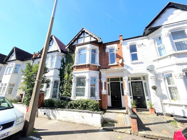 Hainault Avenue, Westcliff On Sea SS0, 2 bed flat to rent, £1,200 pcm | PrimeLocation